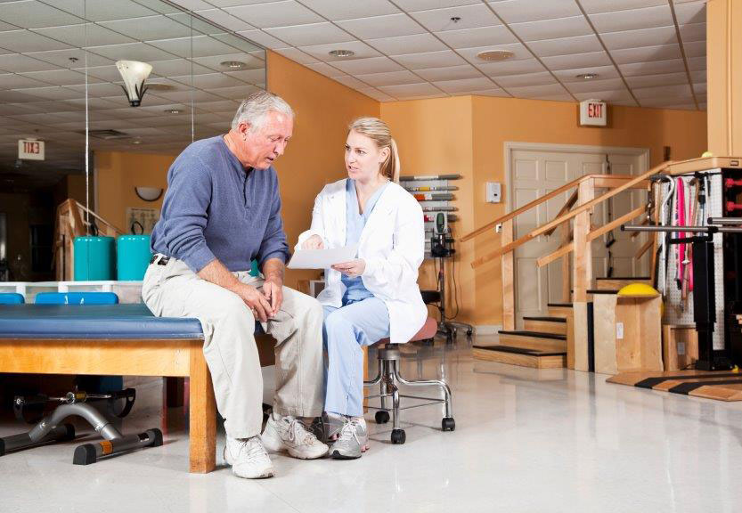 Patient assis avec une infirmière